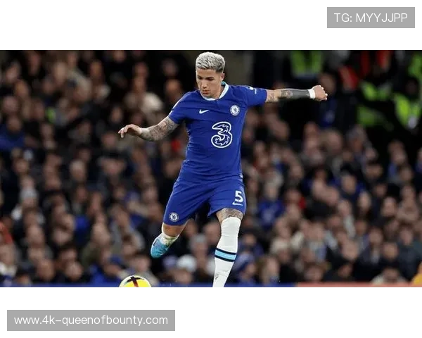 恩佐进球后指天纪念,切尔西中场展现全面能力 恩佐进球后指天纪念,切尔西中场展现全面能力