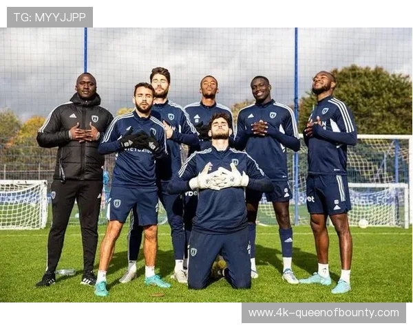 里尔主场球迷庆祝球队4-2战胜巴黎FC 里尔主场球迷庆祝球队4-2战胜巴黎FC