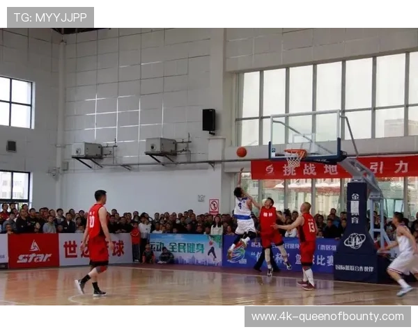 “总决赛现场球迷热情高涨，王牌队主场气氛火爆”